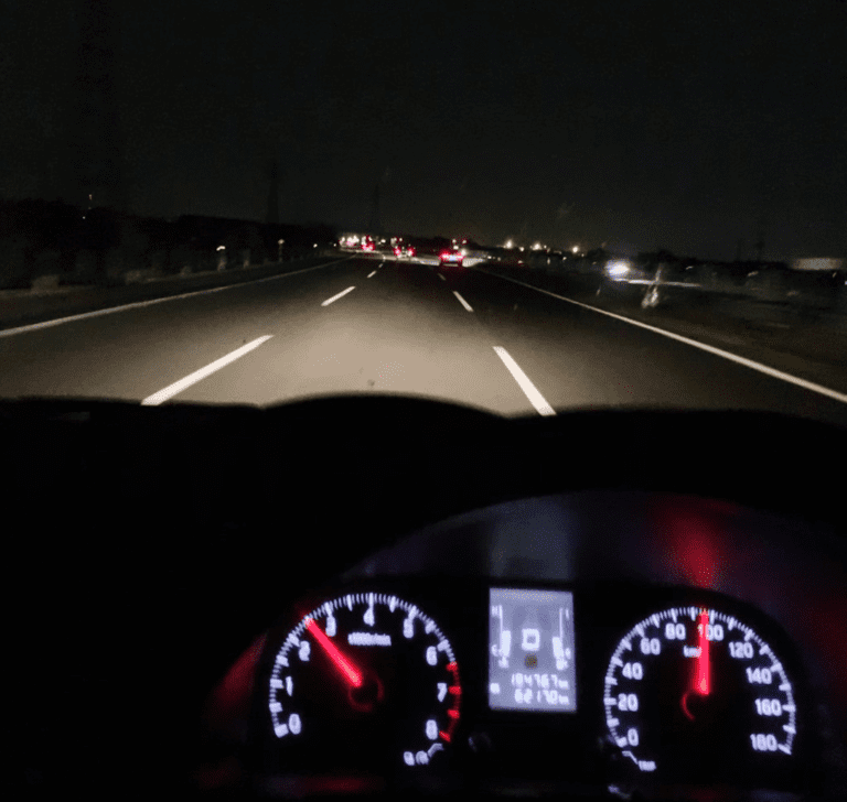 En la imagen se muestra un camionero conduciendo de noche