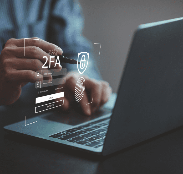 En la imagen se muestra alguien protegiendo sus cuentas personales