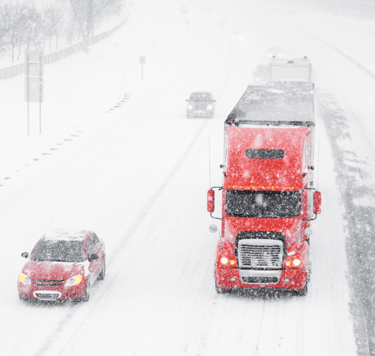 En la imagen se muestra un camión en la nieve