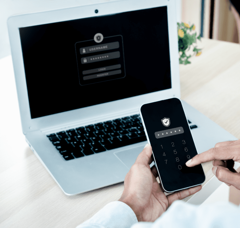 En la imagen se muestra alguien protegiendo sus cuentas personales