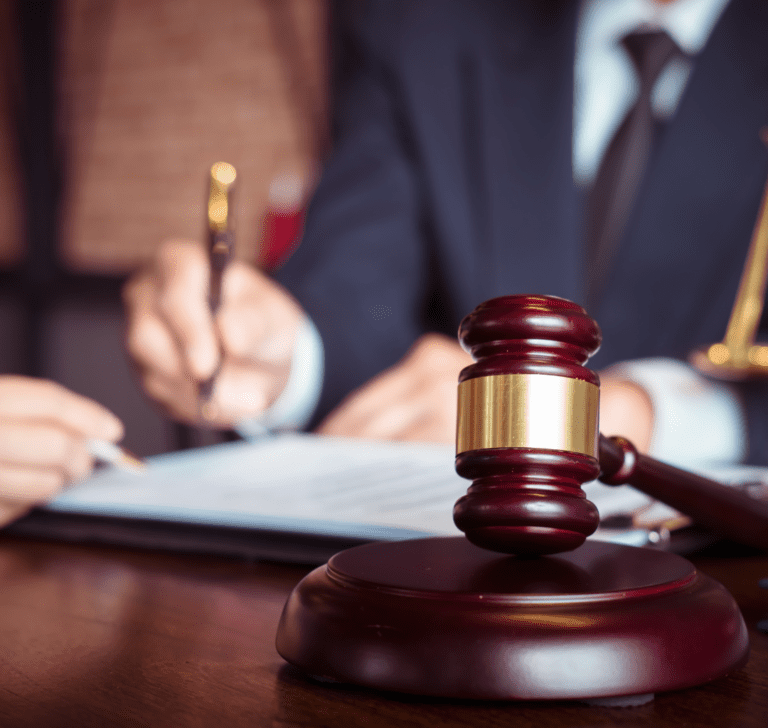 En la imagen se muestra un abogado