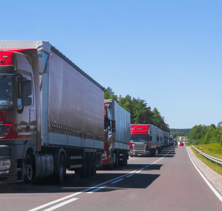 En la imagen se muestra una caravana de camiones