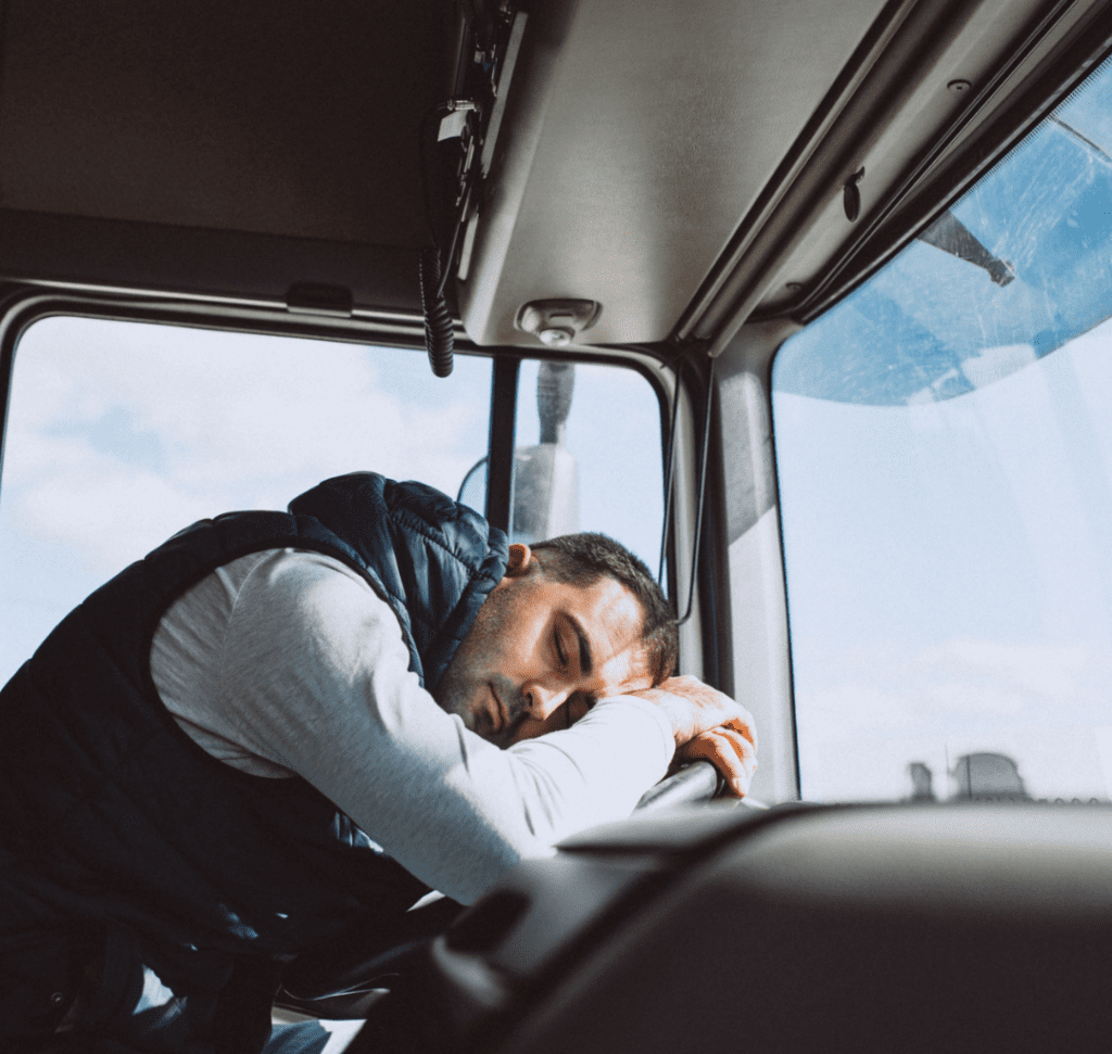 En la imagen se muestra un camionero cansado
