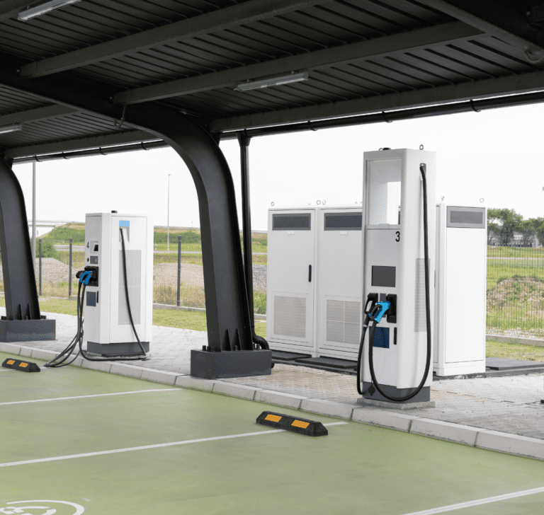 En la imagen se muestra una estación de carga para vehículos eléctricos