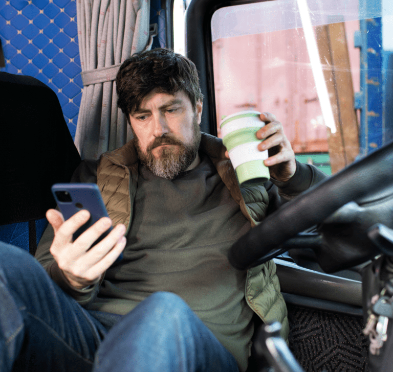 En la imagen se muestra un camionero cansado