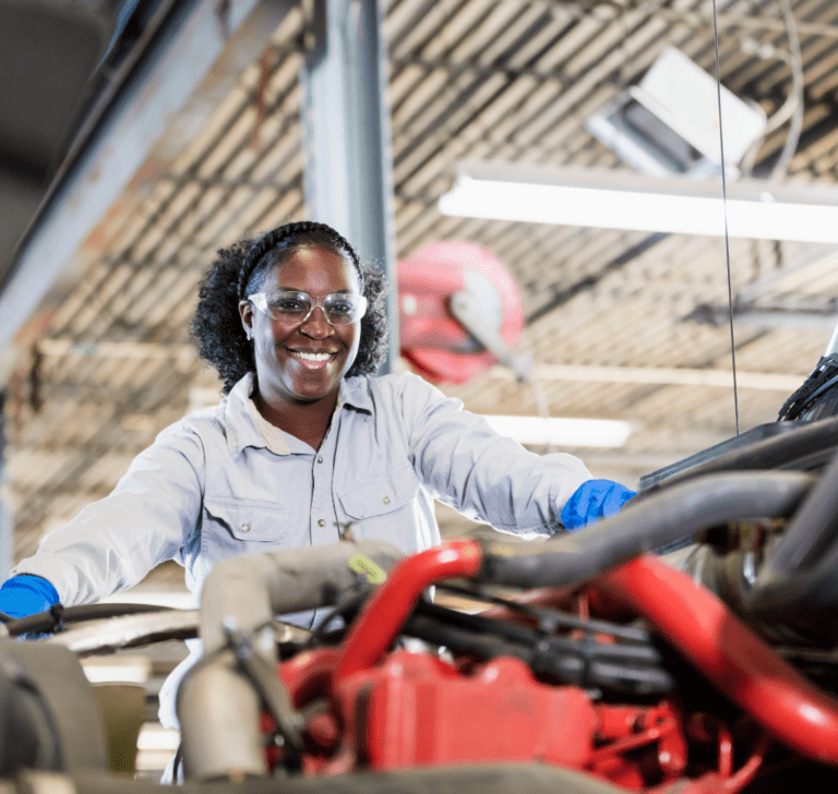 En la imagen se muestra una mujer mecánica