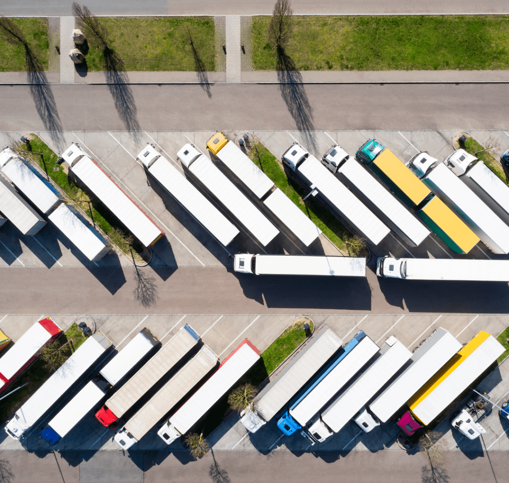 En la imagen se muestran camiones estacionados