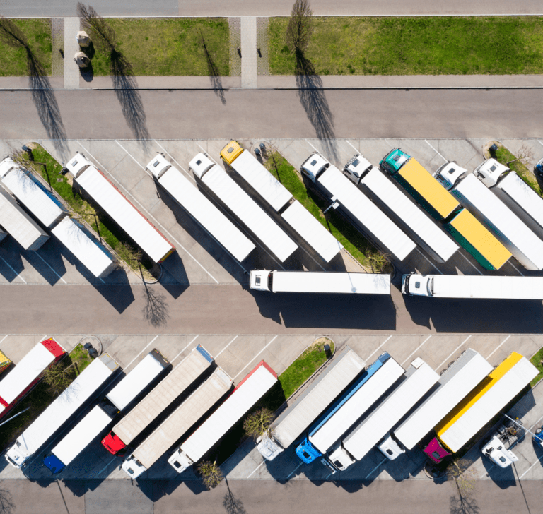 En la imagen se muestran camiones estacionados