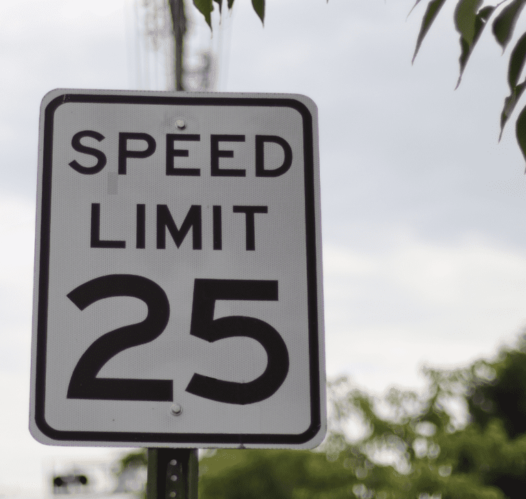 En la imagen se muestra un límite de velocidad