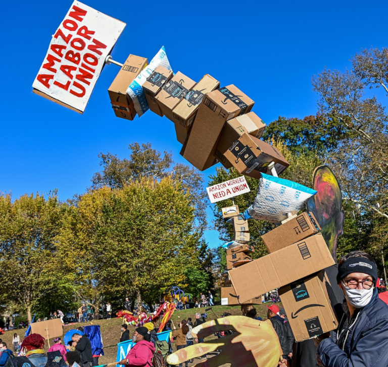 En la imagen se muestra una protesta contra Amazon de 2021
