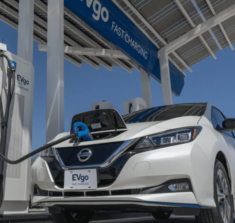 En la imagen se muestra un vehículo Nissan