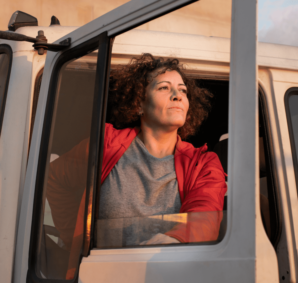 En la imagen se muestra un camionero feliz