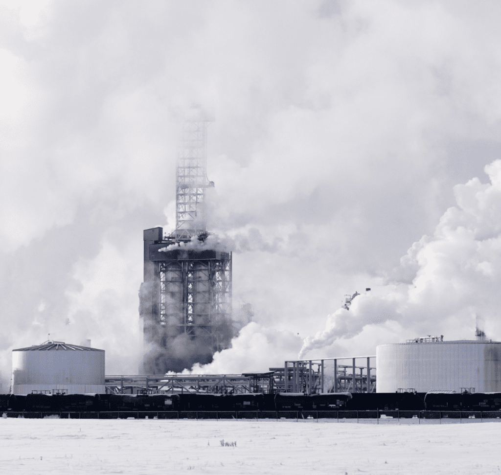 En la imagen se muestra una refinaría nevada
