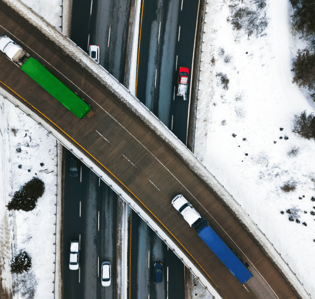 En la imagen se muestran camiones en la nieve