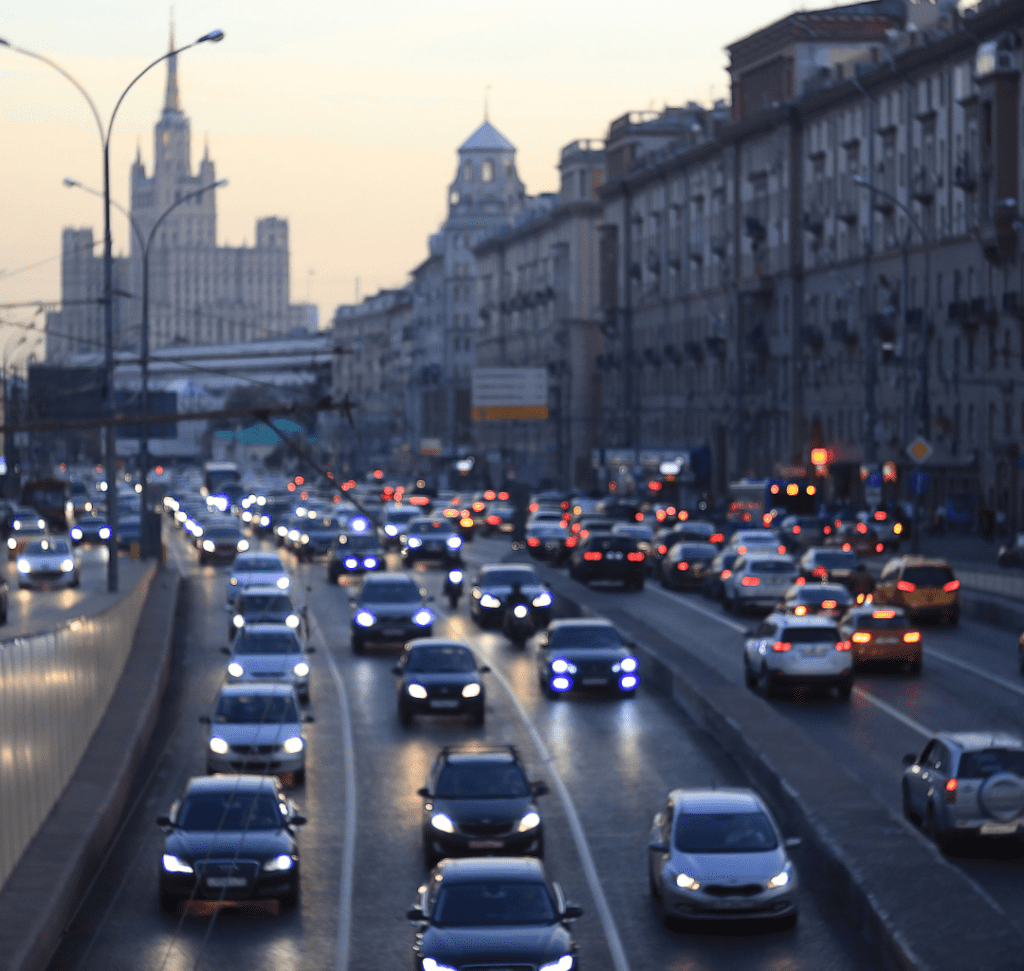 En la imagen se muestran vehículos en carretera