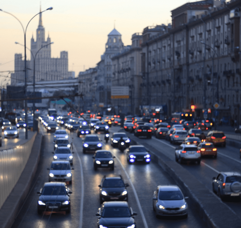 En la imagen se muestran vehículos en carretera