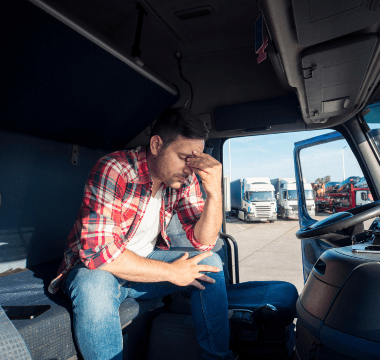 En la imagen se muestra un camionero estresado