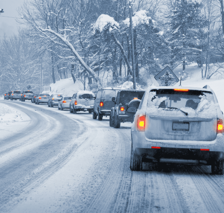 En la imagen se muestran vehículos en una tormenta de invierno