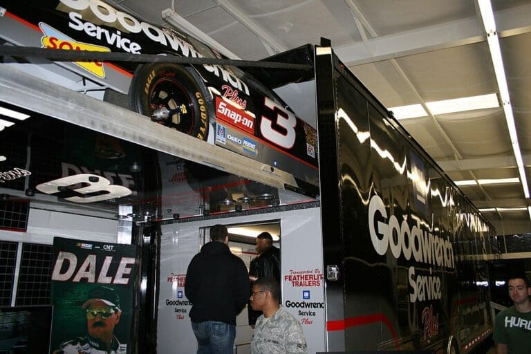 En la imagen se muestran los camiones de NASCAR