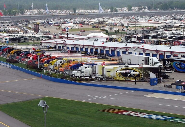 En la imagen se muestran los camiones de NASCAR