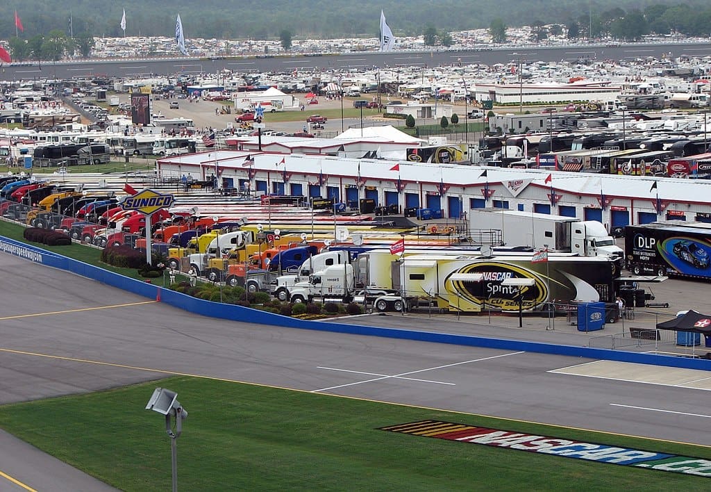 En la imagen se muestran los camiones de NASCAR