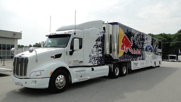 En la imagen se muestran los camiones de NASCAR