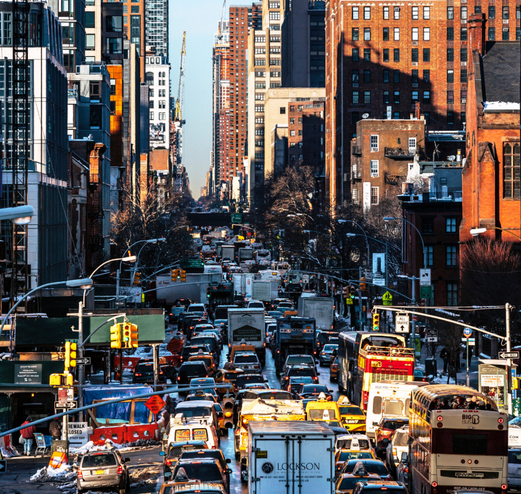 En la imagen se muestra una ciudad con tráfico