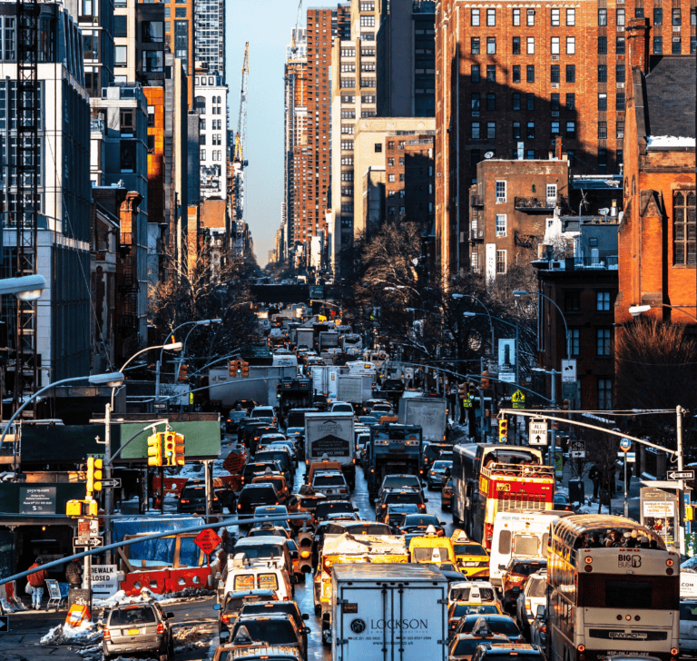 En la imagen se muestra una ciudad con tráfico