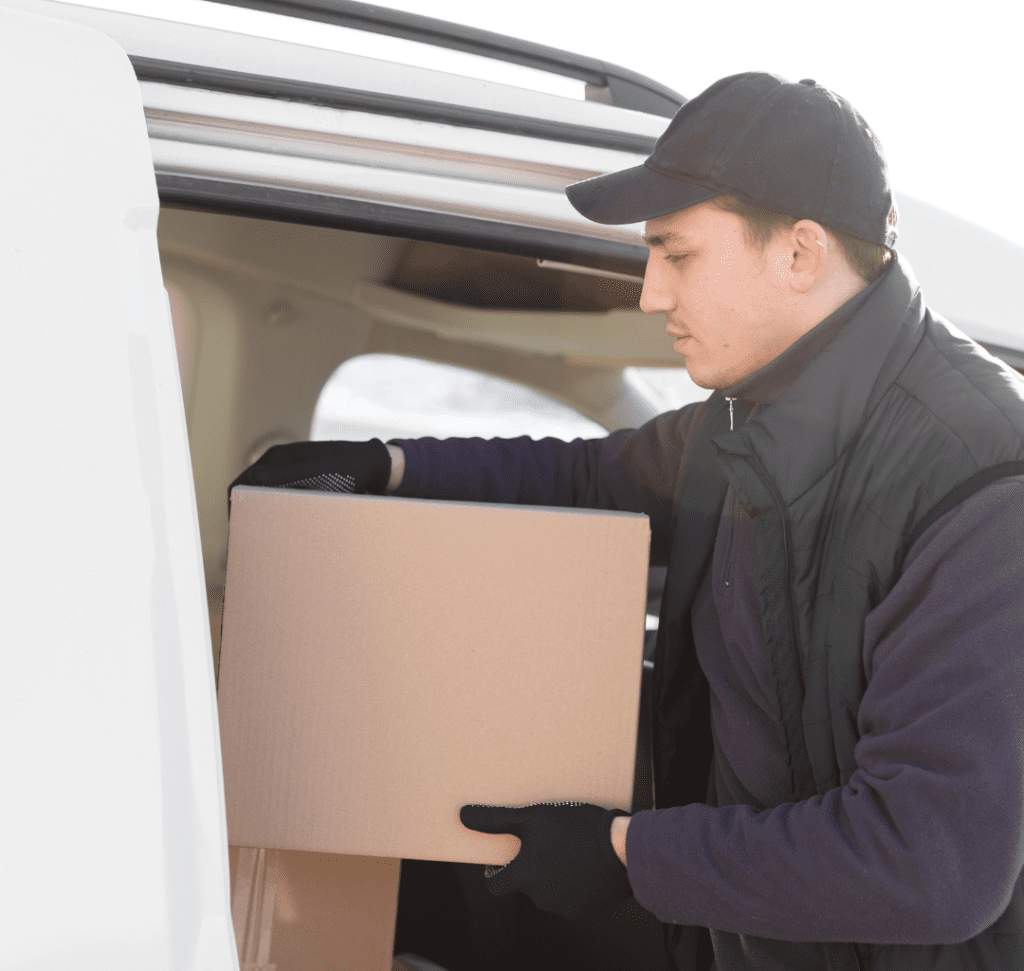 En la imagen se muestra un repartido trabajando