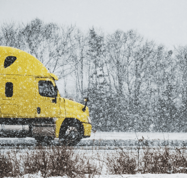 En la imagen se muestran camiones en la nieve