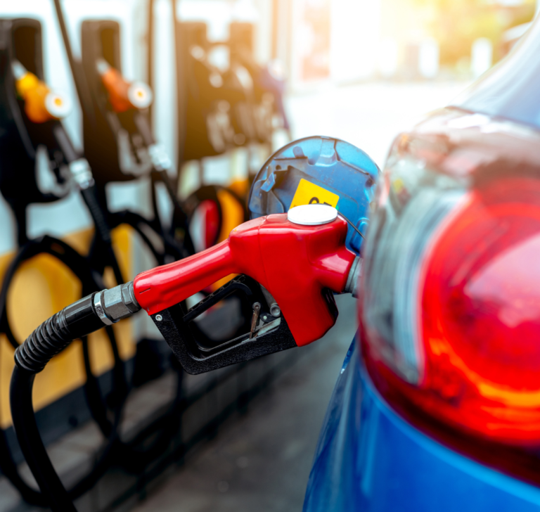 En la imagen se muestra un vehículo cargando gasolina