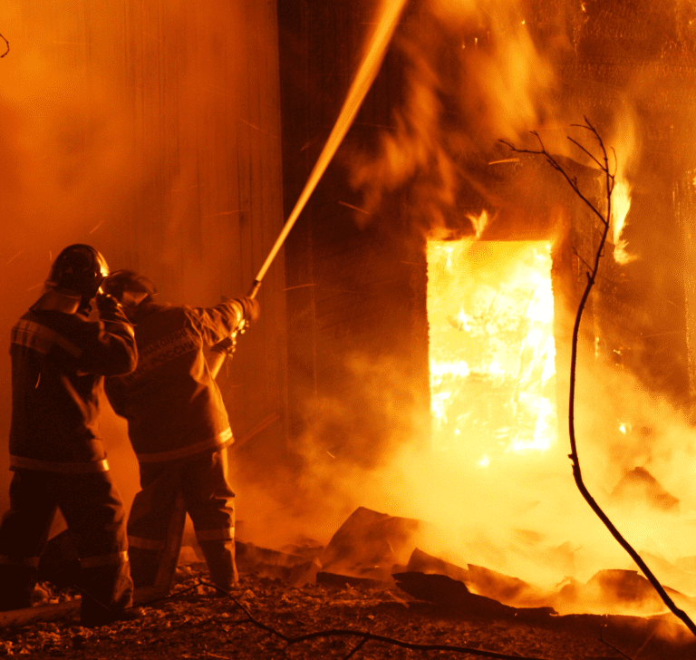 En la imagen se muestran bomberos apagando un incendio