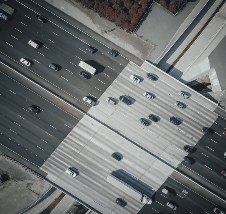 En la imagen se muestran vehículos en carretera