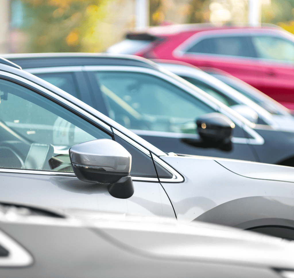 En la imagen se muestran vehículos