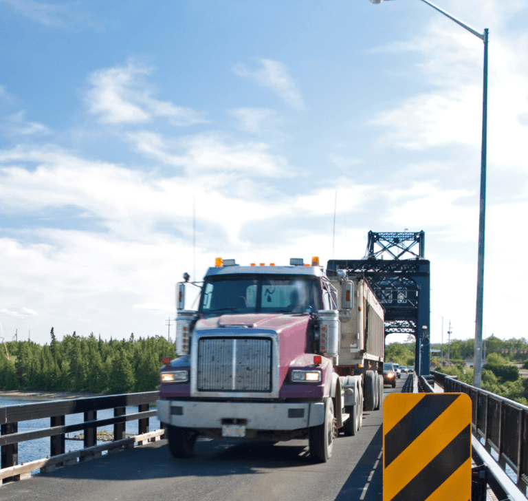 En la imagen se muestran camiones cruzando la frontera