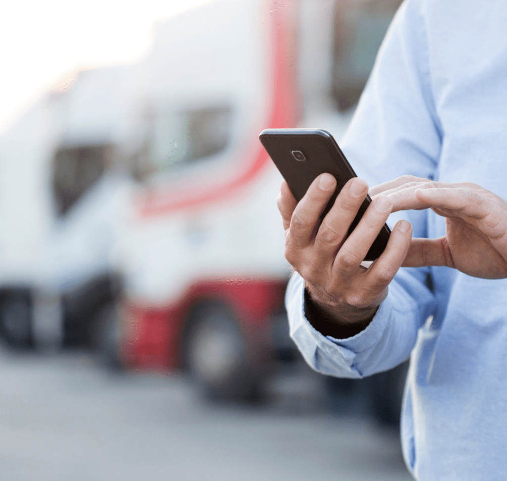En la imagen se muestra una persona utilizando un app de estacionamiento para camiones