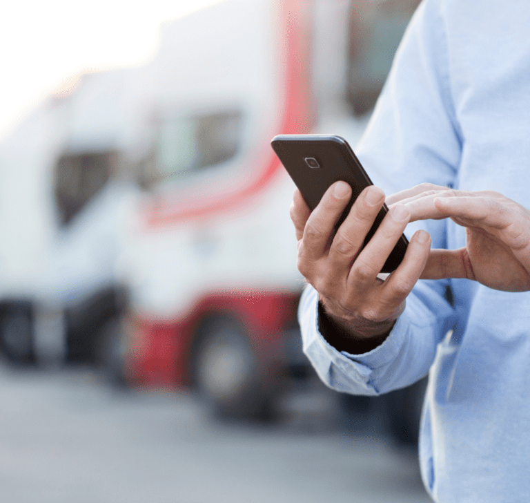 En la imagen se muestra una persona utilizando un app de estacionamiento para camiones