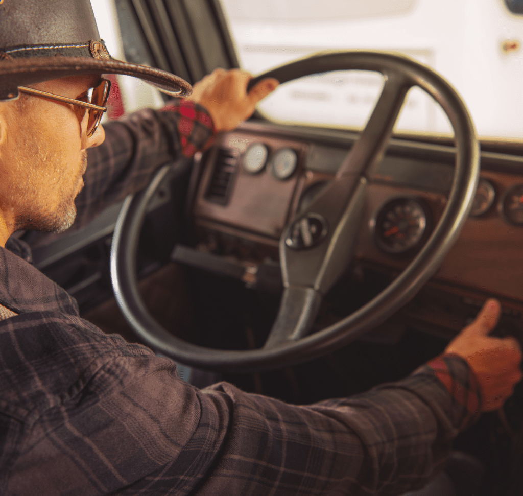 En la imagen se muestra un camionero