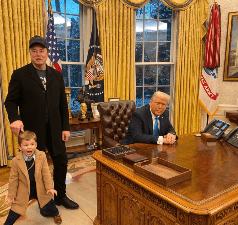 En la imagen se muestra a Donald Trump, Elon Musk y su hijo
