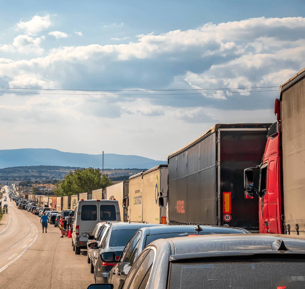 En la imagen se muestran camiones cruzando la frontera