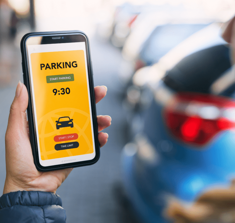 En la imagen se muestra una persona utilizando un app de estacionamiento para camiones