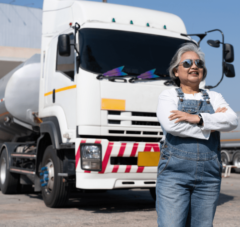 En la imagen se muestra un camionero con un camión