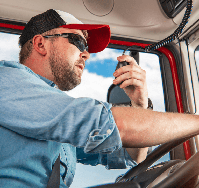 En la imagen se muestra un camionero utilizando una radio CB