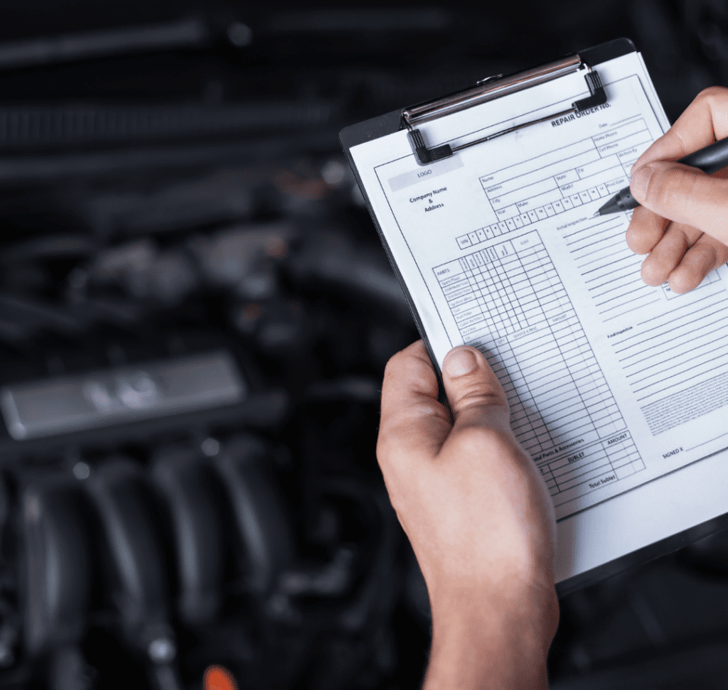 En la imagen se muestra un camionero revisando un camión