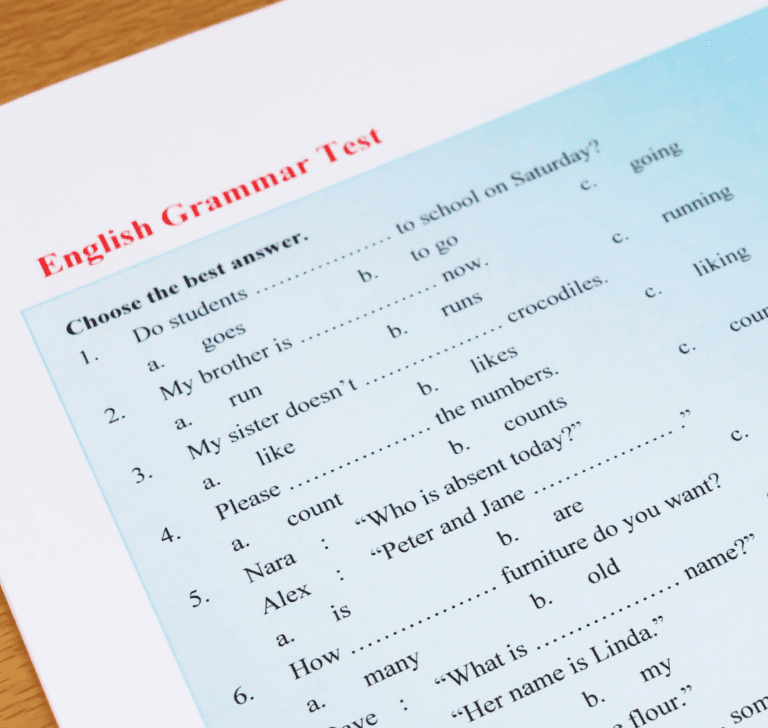 En la imagen se muestra una persona tomando un examen de inglés