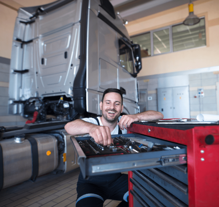 En la imagen se muestra un camionero con un camión