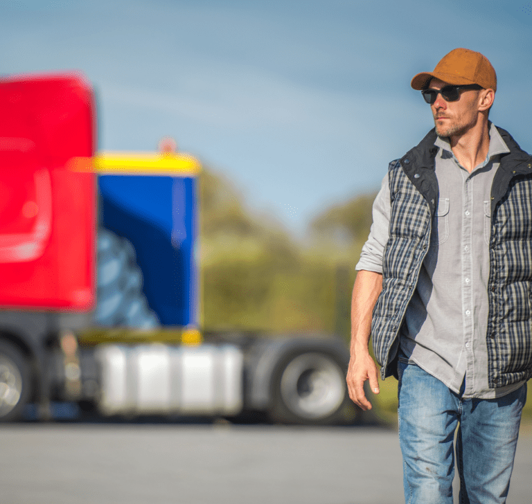 En la imagen se muestra un camionero