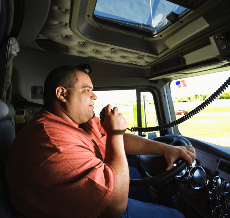 En la imagen se muestra un camionero utilizando una radio CB
