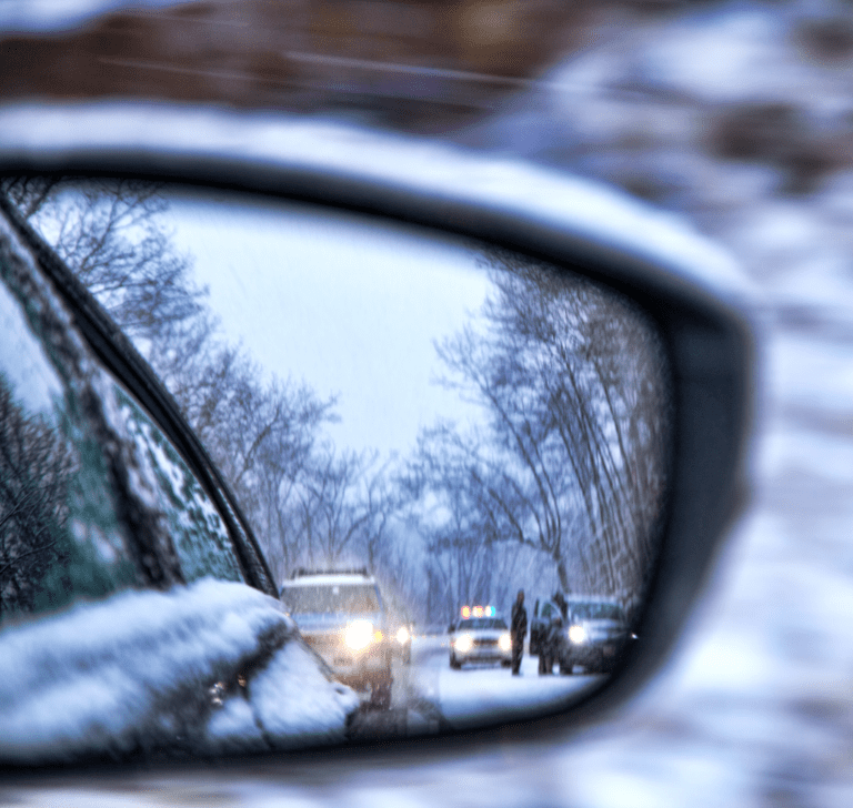 En la imagen se muestra un accidente automovilístico en una tormenta de nieve