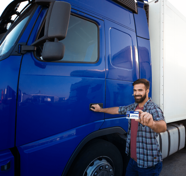 En la imagen se muestra un camionero sosteniendo su CDL